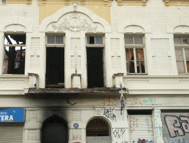 Insólito robo en Valparaíso: Sustraen balcón desde edificio patrimonial en pleno Barrio Puerto