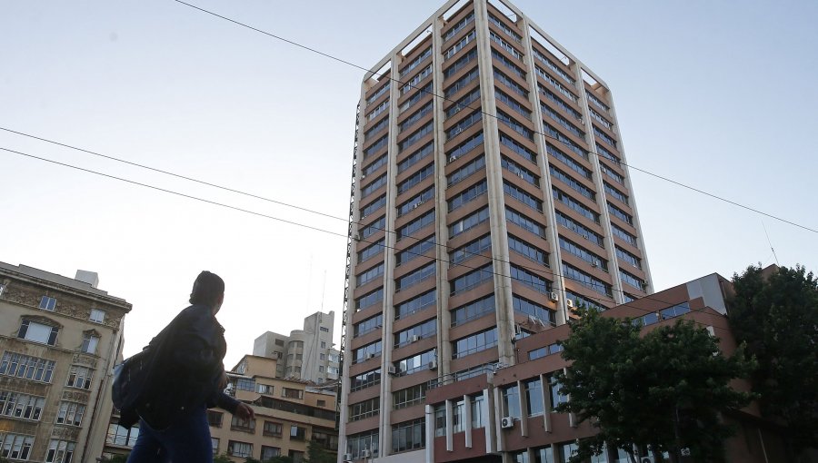 Más problemas para desalojar el edificio Esmeralda: Dipres da pie atrás y niega recursos para arrendar inmueble en plaza Sotomayor