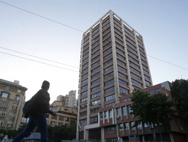 Más problemas para desalojar el edificio Esmeralda: Dipres da pie atrás y niega recursos para arrendar inmueble en plaza Sotomayor