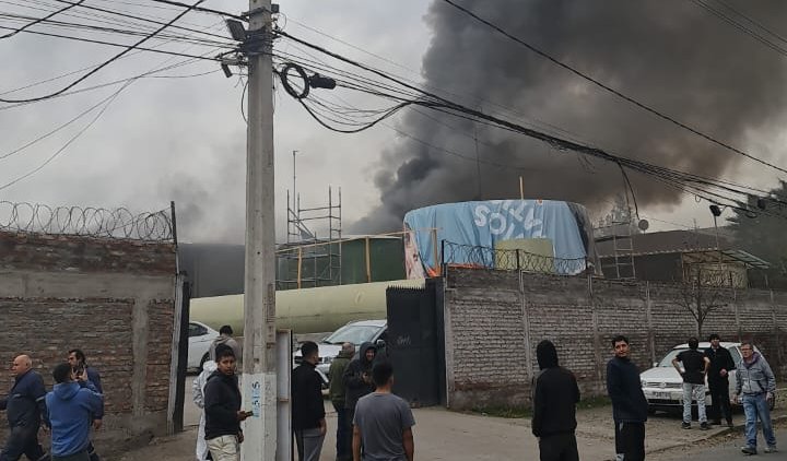 Incendio afecta a bodega de fábrica de plásticos y productos químicos en La Pintana