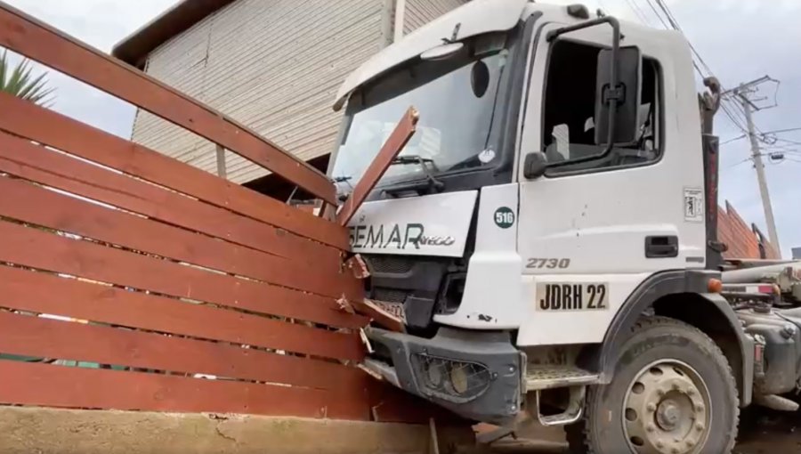 Violento accidente en la parte alta de Viña del Mar: camión termina incrustado en una vivienda del sector de Achupallas