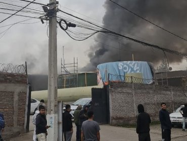 Incendio afecta a bodega de fábrica de plásticos y productos químicos en La Pintana