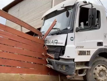 Violento accidente en la parte alta de Viña del Mar: camión termina incrustado en una vivienda del sector de Achupallas