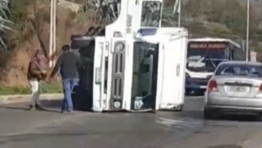 Camión volcado obstaculiza el tránsito en avenida Agua Santa de Viña del Mar