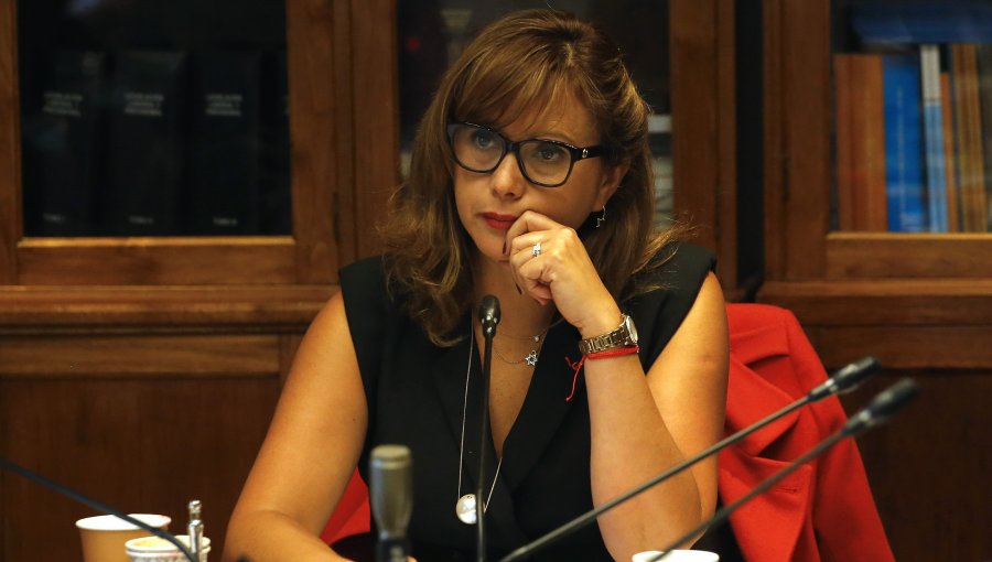 Senadora Carvajal califica como "insensible" decisión del gobierno de reducir techo para el subsidio de agua potable