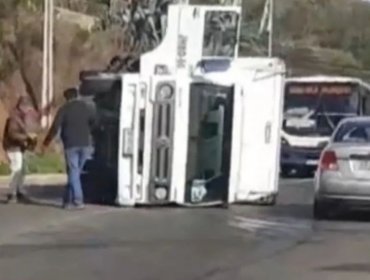 Camión volcado obstaculiza el tránsito en avenida Agua Santa de Viña del Mar