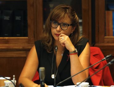 Senadora Carvajal califica como "insensible" decisión del gobierno de reducir techo para el subsidio de agua potable