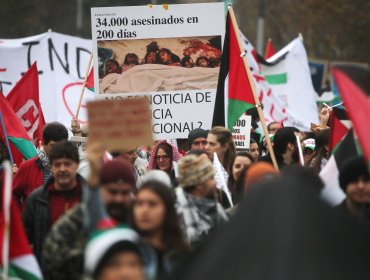 Manifestantes realizan marcha pro Palestina en el centro de Santiago