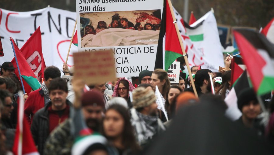 Manifestantes realizan marcha pro Palestina en el centro de Santiago