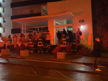 Familias de edificio de Reñaca debieron evacuar de manera preventiva por socavón a los pies de la construcción