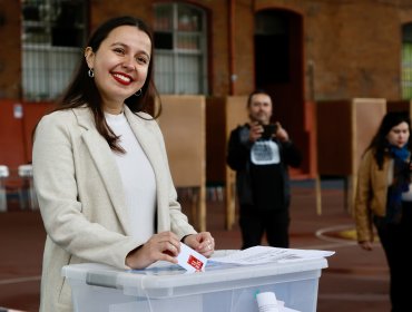 Camila Nieto gana la Primaria oficialista por Valparaíso y competirá contra la "delfín" de Jorge Sharp por la Alcaldía porteña