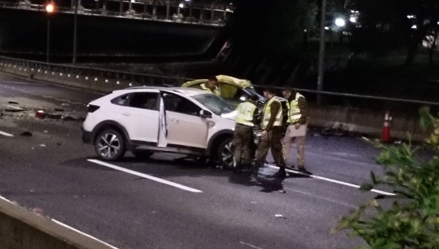 Dos personas muertas y un herido grave deja accidente en Costanera Norte en Providencia: un vehículo iba contra el tránsito