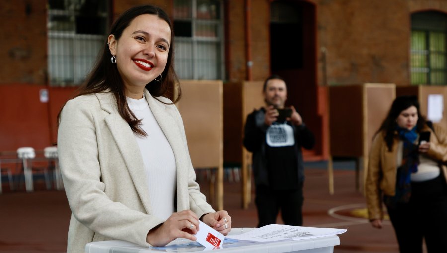 Camila Nieto gana la Primaria oficialista por Valparaíso y competirá contra la "delfín" de Jorge Sharp por la Alcaldía porteña