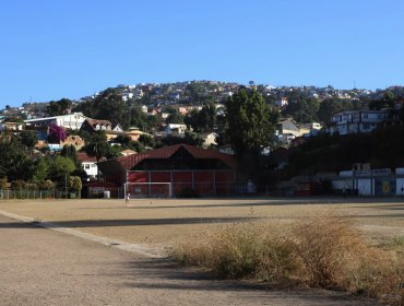 Inyectan $1.300 millones para mejorar infraestructura deportiva en Valparaíso: instalarán pasto sintético en auditorio y estadio