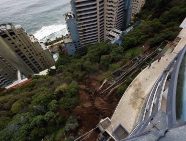 Fijan perímetro de seguridad en edificio afectado por socavón en Reñaca y delegada habla de posibles "nuevas remociones"