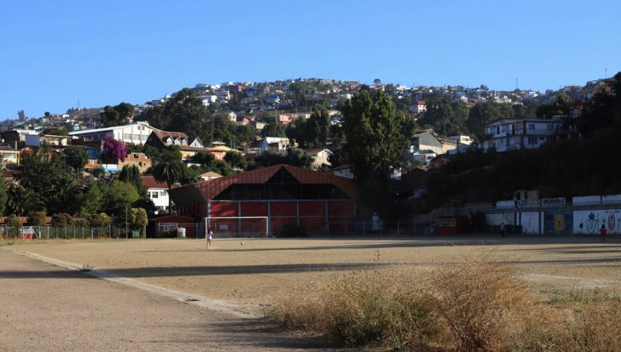 Inyectan $1.300 millones para mejorar infraestructura deportiva en Valparaíso: instalarán pasto sintético en auditorio y estadio