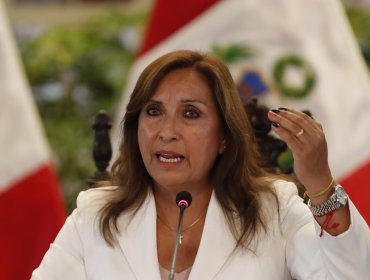 Presidenta de Perú promulga ley que impide acusar a partidos políticos por corrupción