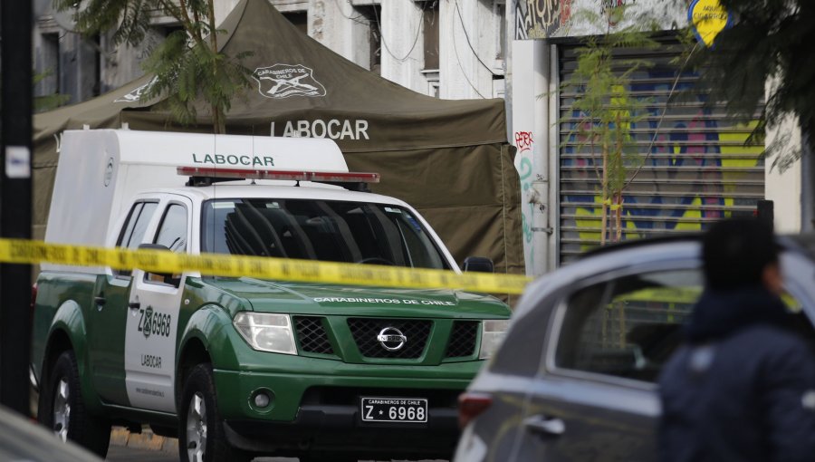 Madre e hijo fueron atacados a balazos en su propio domicilio en Cerro Navia