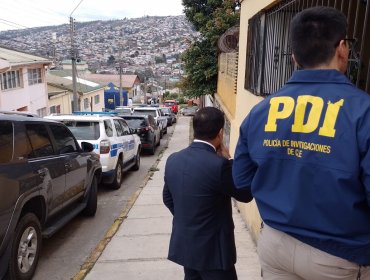 Brutal homicidio impacta a Valparaíso: hombre es hallado desnudo, con múltiples puñaladas y su rostro desfigurado por golpes