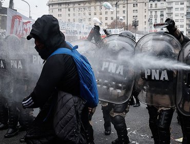 Gobierno argentino acusó intento de "golpe de Estado" y "felicitó" a fuerzas de seguridad que "reprimieron a grupos terroristas"