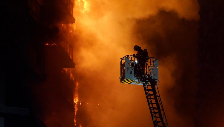 Más de 40 muertos deja incendio en edificio residencial al sur de Kuwait