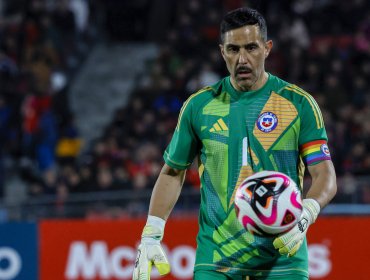 Claudio Bravo pone paños fríos a su lesión ante Paraguay: "No hay nada de gravedad por suerte"