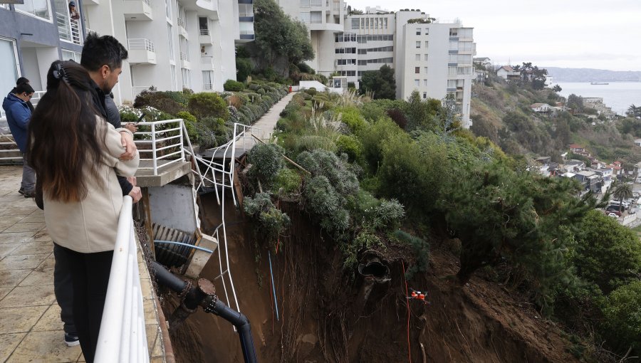 Delegación extiende recomendación de evacuar edificios aledaños al tercer socavón en Reñaca: "Entendemos que hay un riesgo"