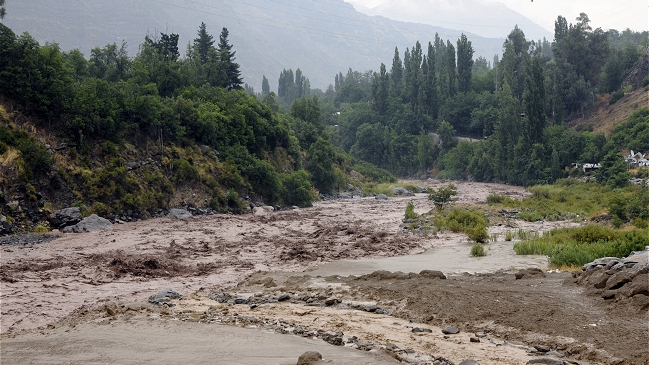 Aguas Andinas descarta aumento de turbiedad en río Maipo debido a la lluvia