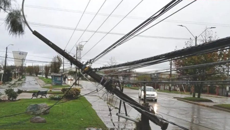 Poste del alumbrado público se parte en dos y mantiene en alerta a vecinos de Miraflores Alto en Viña del Mar