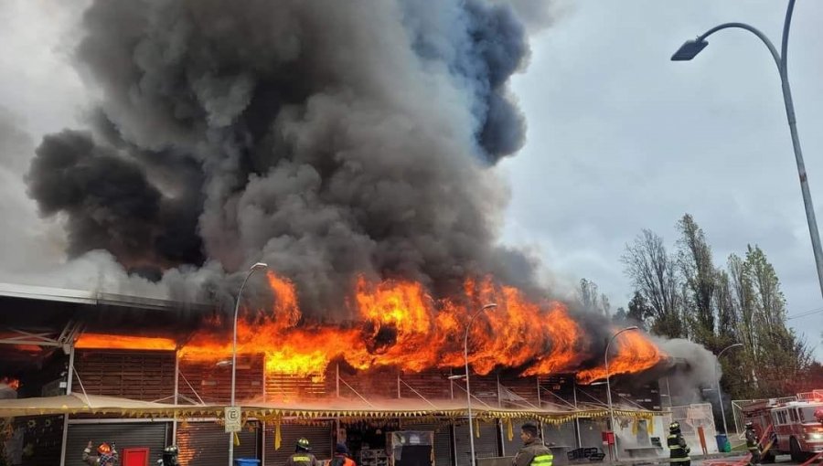 Gigantesco incendio consume locales comerciales de la Plaza de Abastos de Illapel