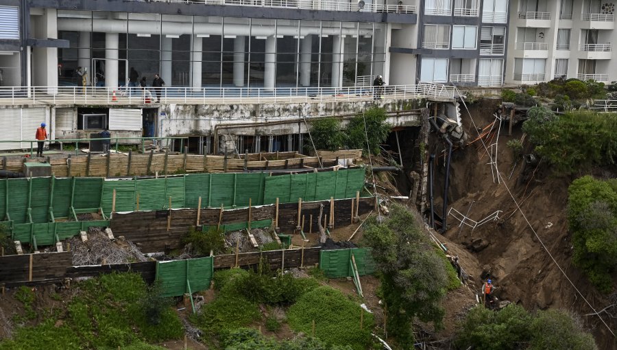 Académico advierte que lluvias aumentarían riesgo de "colapso parcial o global" del edificio afectado por nuevo socavón en Reñaca