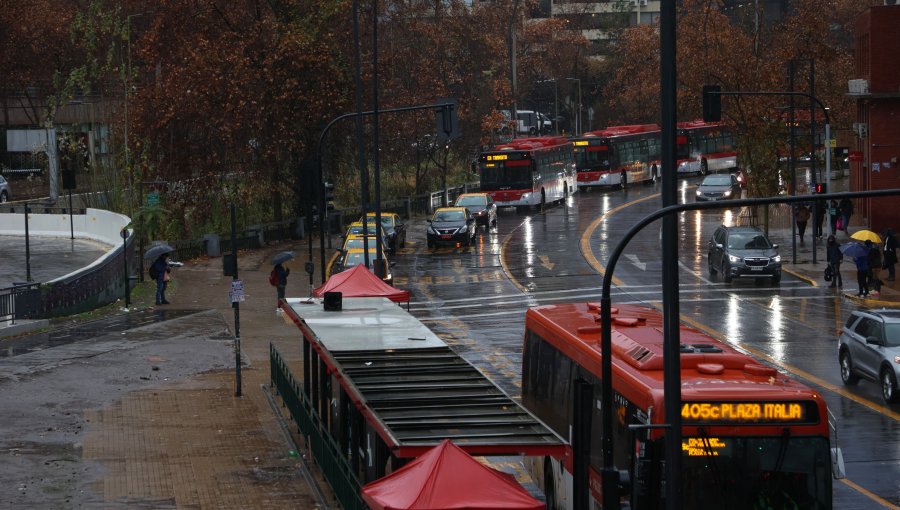 Gobierno asegura que transporte público en la Región Metropolitana se encuentra funcionando con normalidad pese a sistema frontal