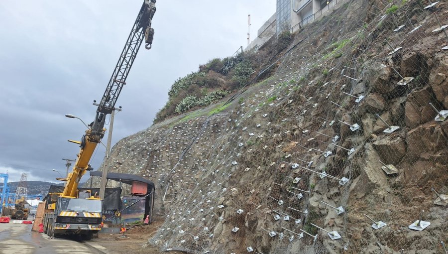 Culminan obras de protección en la Av. Altamirano de Valparaíso tras derrumbe en talud con afectación a vehículos