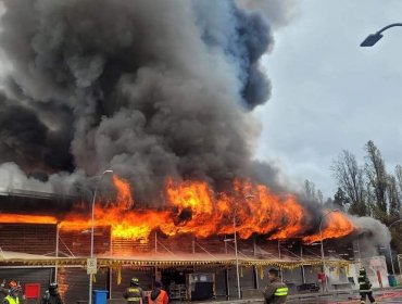 Gigantesco incendio consume locales comerciales de la Plaza de Abastos de Illapel