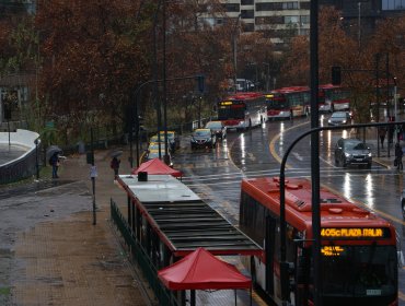 Gobierno asegura que transporte público en la Región Metropolitana se encuentra funcionando con normalidad pese a sistema frontal