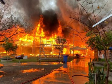 Incendio consumió "casi la totalidad" de la Feria de Abastos de Illapel: Fiscalía instruyó investigar posible existencia de víctimas fatales