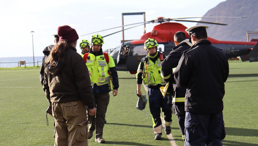 Armada concluyó exitosa evacuación médica desde el archipiélago Juan Fernández: paciente fue trasladada en buque a Valparaíso