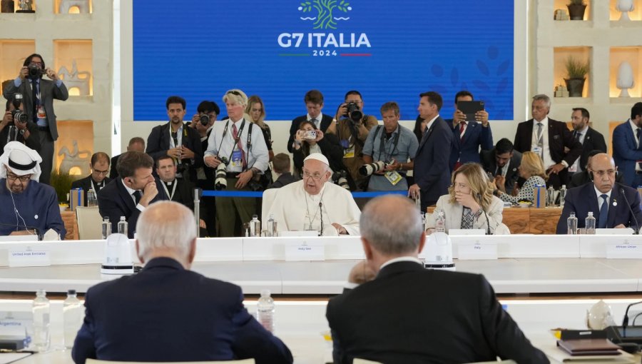 Papa Francisco pide a líderes políticos del G7 prohibir el uso de las "armas autónomas letales"