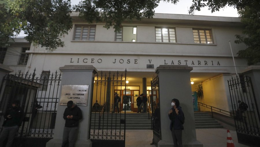 Liceo Lastarria identifica a 10 alumnos involucrados en rociar con bencina a rector: presentará querella