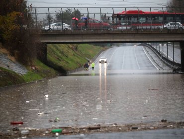 Expertos tras inundación de paso bajo nivel que obligó a cerrar la ruta 68: "MOP debería imponer diseños con drenaje subterráneo"