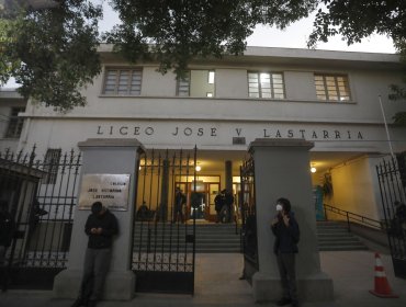 Liceo Lastarria identifica a 10 alumnos involucrados en rociar con bencina a rector: presentará querella