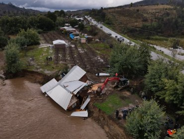 Demuelen casa a punto de caer al estero Coyanco en Quillón tras ser afectada por el intenso sistema frontal