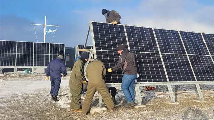 Armada argentina retira paneles solares de territorio chileno