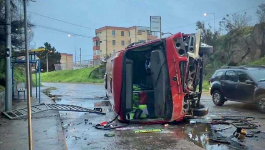 Microbús de la línea 609 volcó a un costado del Hospital Naval de Viña del Mar