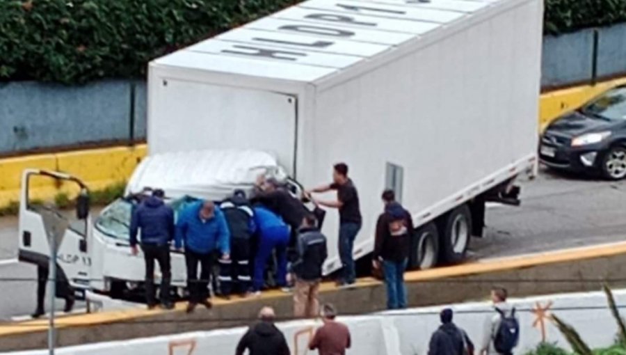 Colisión de camión con barrera de contención dificulta el tránsito en pleno centro de Valparaíso