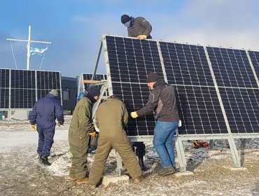 Armada argentina retira paneles solares de territorio chileno