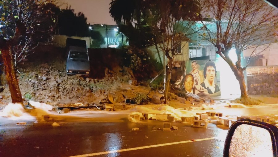 Derrumbes de muros, cortes de ruta y calles anegadas se registran en Valparaíso a raíz de las lluvias