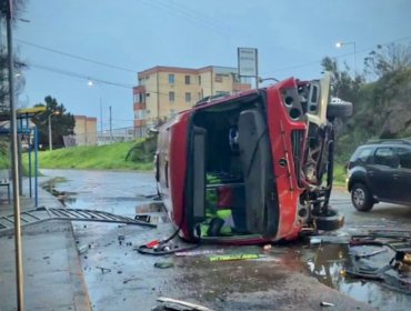 Microbús de la línea 609 volcó a un costado del Hospital Naval de Viña del Mar