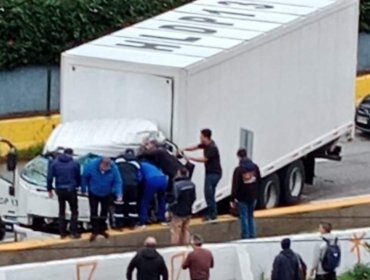 Colisión de camión con barrera de contención dificulta el tránsito en pleno centro de Valparaíso