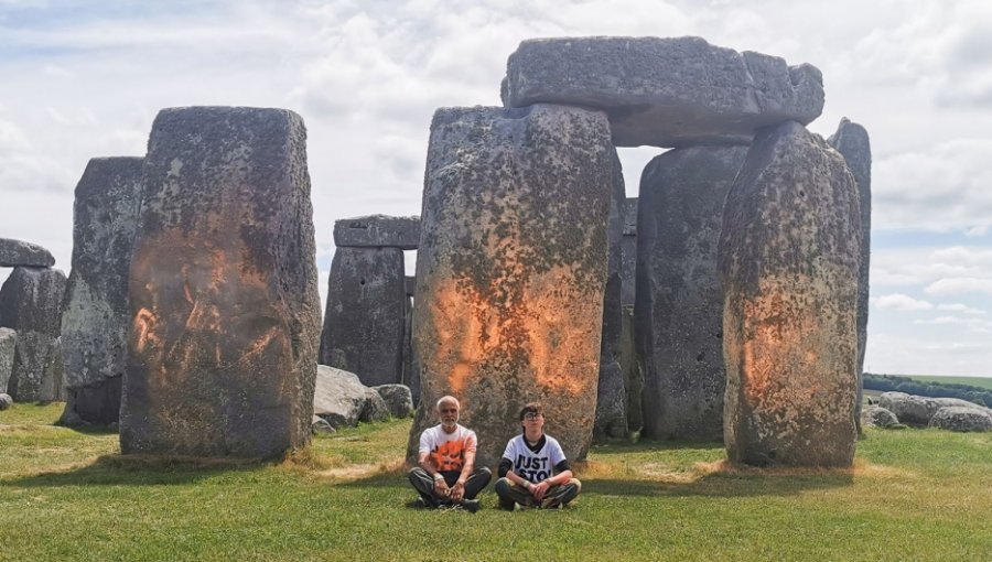 Activistas rociaron con pintura naranja el monumento de Stonehenge en Inglaterra